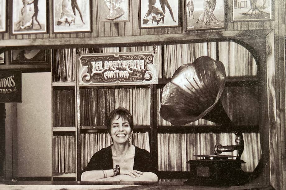 Leyda Santa es, la mayoría de las veces, un compás de 2/4 o un camino cadencioso en el salón de baile tropical. Cuando no está pensando en el abrazo, está quizá girando en contra de las manecillas del reloj. Le gusta el tango, los boleros, la habanera, la salsa y el danzón.
