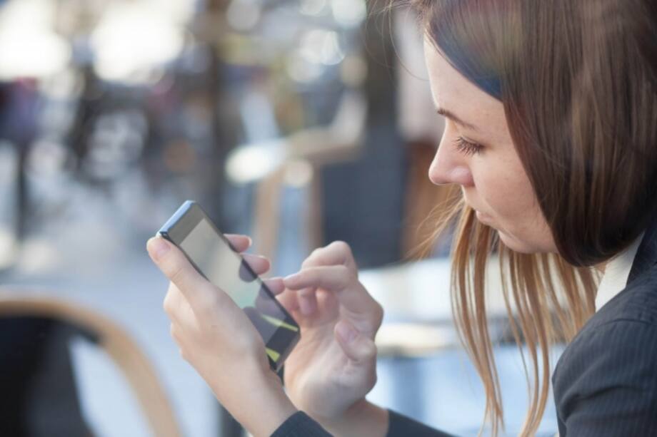 Cinco razones por las que un hombre no responde tus mensajes