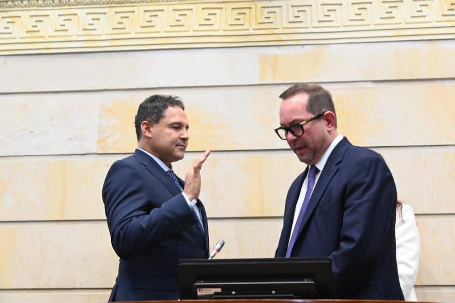 Los senadores Honorio Henríquez, del Centro Democrático, y Lidio García, del Partido Liberal, tras la elección del primero como presidente de la corporación este 20 de julio.