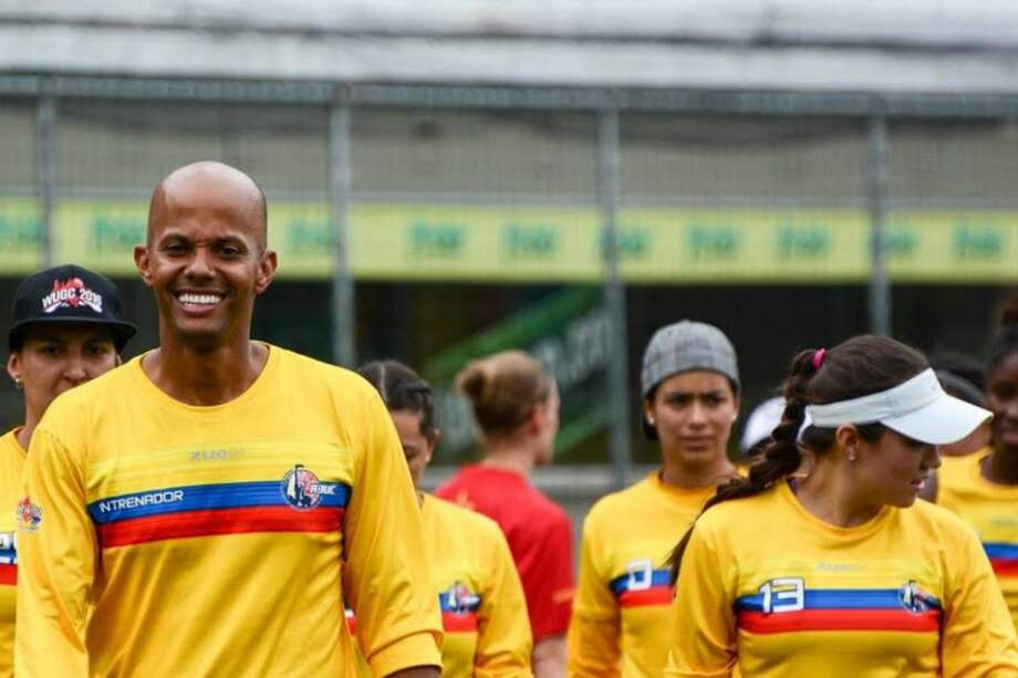El entrenador Mauricio Moore y algunas jugadoras que consiguieron el subcampeonato en Londres.