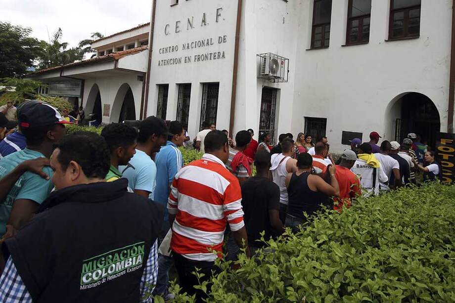 Autoridades migratorias de Colombia asisten a connacionales deportados de Venezuela. / EFE