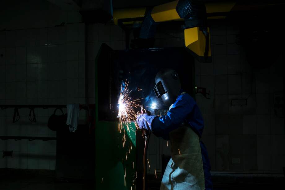 En lo corrido del año, de las 39 actividades industriales representadas por la encuesta, un total de 26 han registrado variaciones negativas. / Bloomberg.