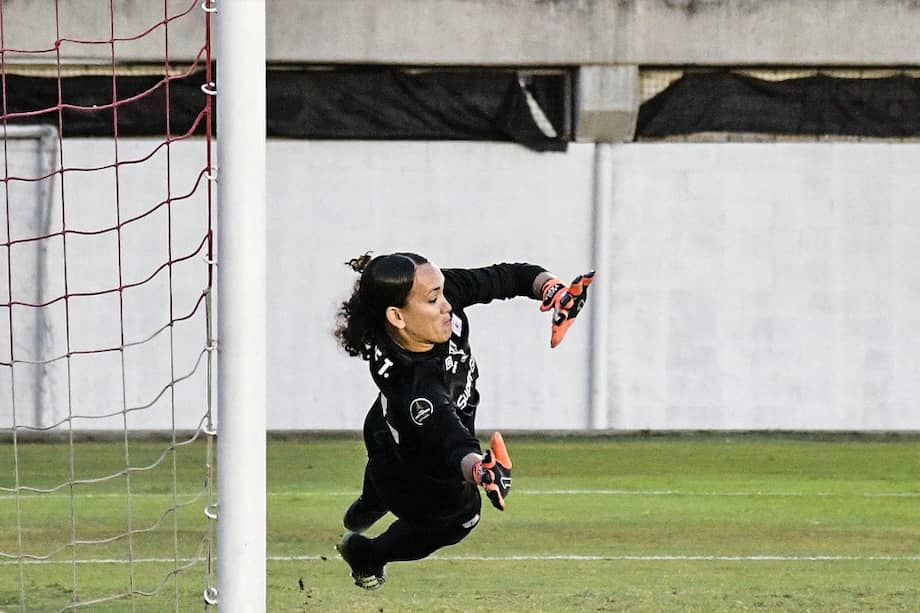 Katherine Tapia, durante la tanda de penaltis en la que fue figura contra Corinthians.