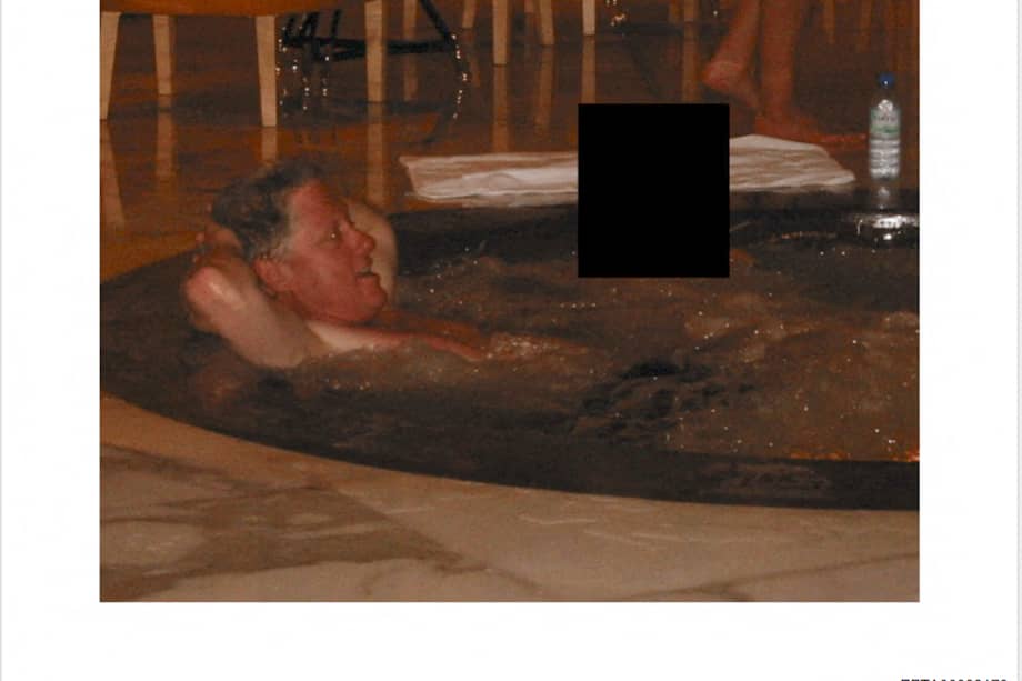 Foto sin fecha del expresidente Bill Clinton en un jacuzzi, publicada por el Departamento de Justicia mientras se revelaban los registros del caso Epstein.