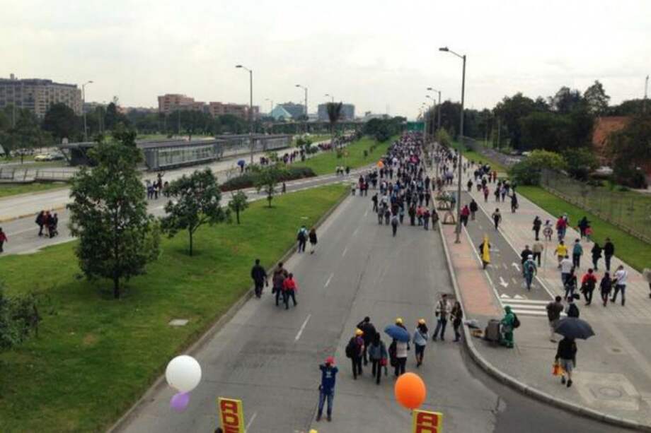 Más de 9 mil profesores marchan en Bogotá