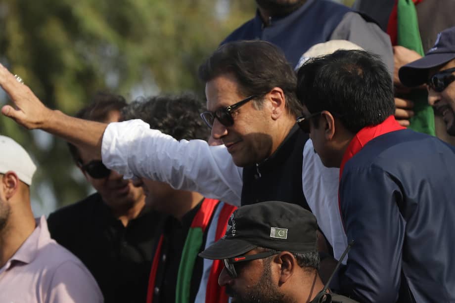 El ex primer ministro de Pakistán y jefe del partido político Pakistan Tehreek-e-Insaf (PTI), Imran Khan, saludó a las personas durante una marcha de protesta hacia Islamabad, en Gakhar, Pakistán.
