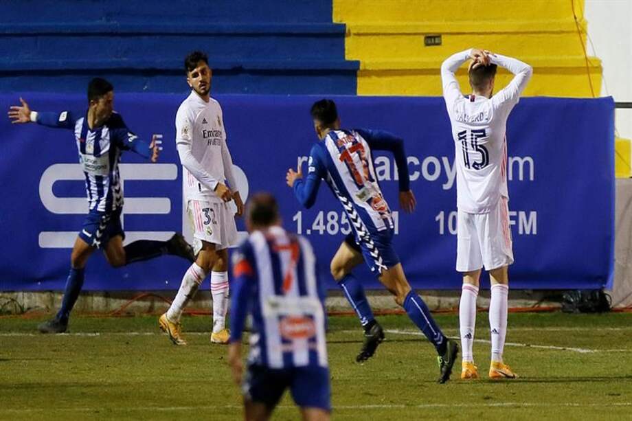 Alcoyano, equipo de la Segunda B de España, dio la sorpresa en la Copa del Rey al eliminar a Real Madrid. Aquí, las dos caras de la moneda.