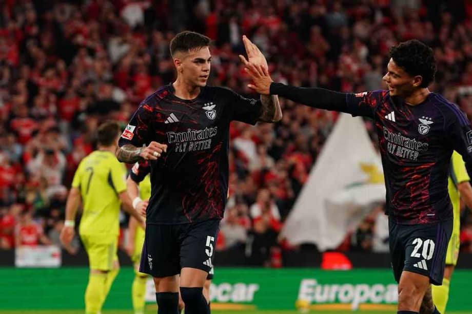 Richard Ríos (der.) celebra con Enzo Barrenechea.
