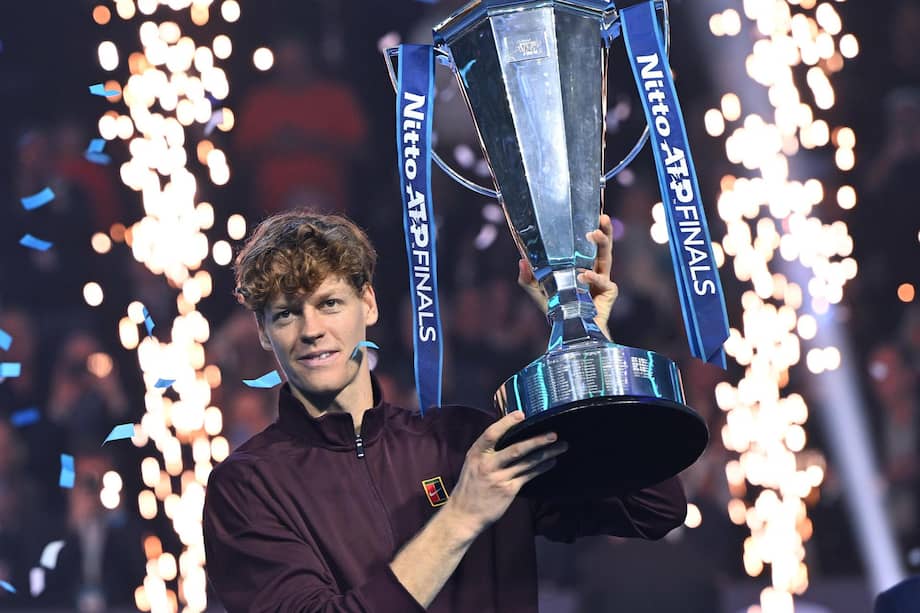 Jannik Sinner levanta el trofeo del ATP Finals de 2025.