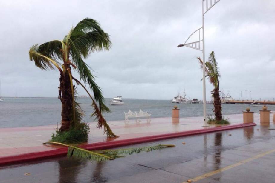 El huracán Newton tocó tierra mexicana en la madrugada del martes cerca del balneario de Los Cabos. Lleva vientos de 150 kilómetros por hora. /EFE