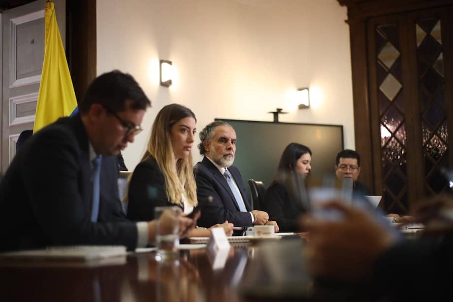 Ministro del Interior, Armando Benedetti, durante comisión en La Giralda.