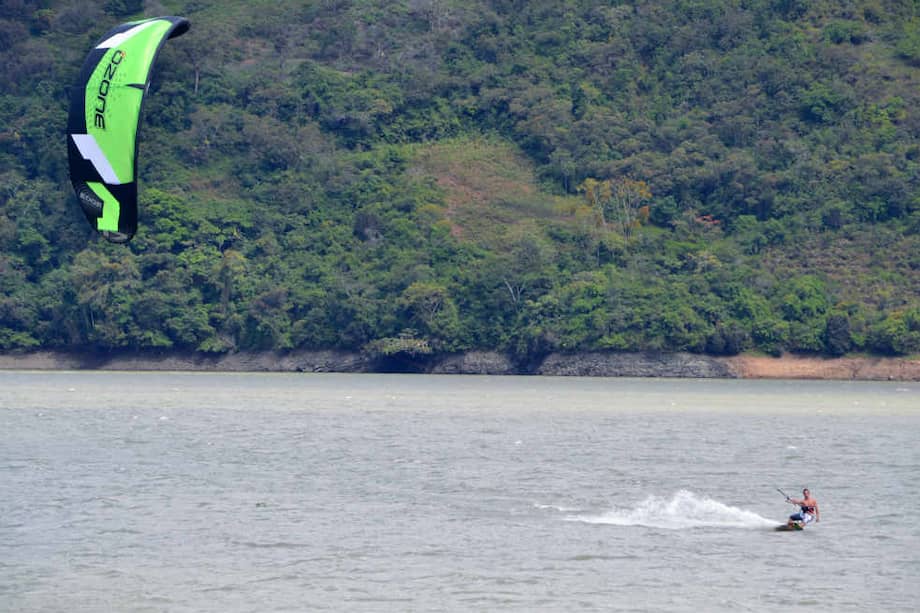 La represa de Chivor, a dos horas de Bogotá, se ha convertido en un gran destino para practicar kitesurf. Pronto se inaugurará un hostal para los amantes de este deporte. / Cortesía: David López-dinamographics@gmail.com