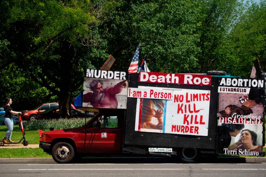 Una mujer protesta frente a la Corte de Misuri por el derecho al aborto. En Luisiana el debate también está abierto. / AFP