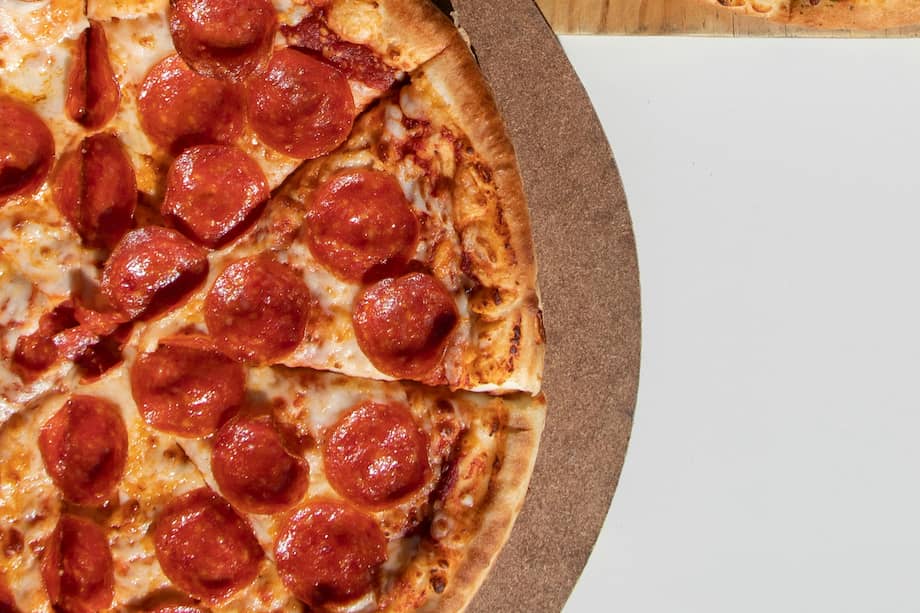 Prepara esta exquisita torta sobre tortillas. Si quieres una propuesta de dulce añade trocitos de piña, pera y jamón.