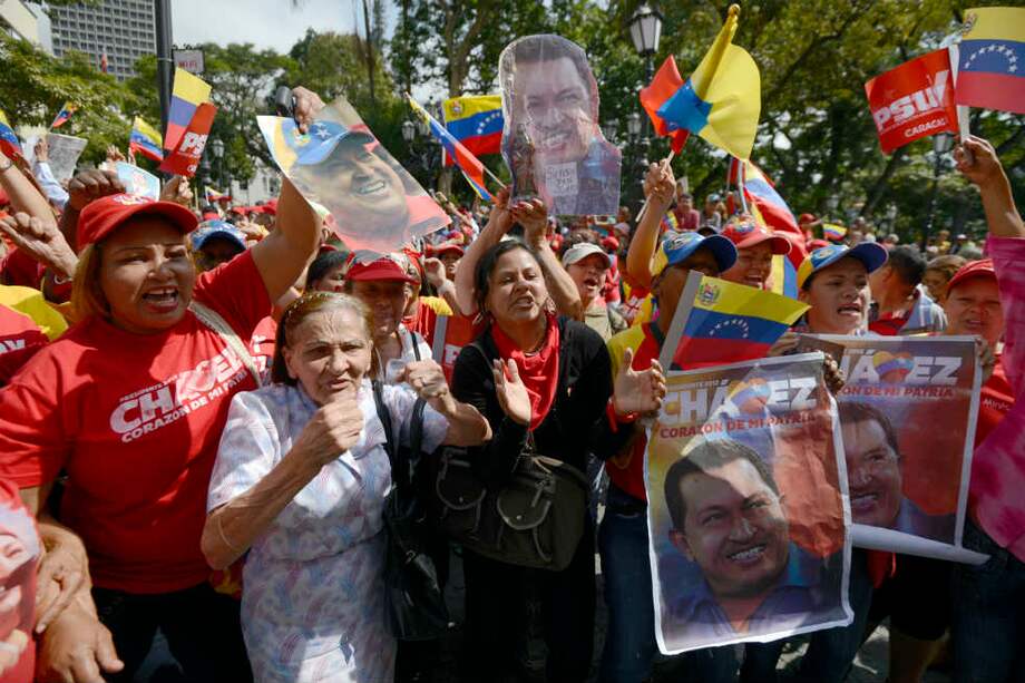 Miles de chavistas salieron a las calles de Caracas para celebrar el regreso del presidente Hugo Chávez tras 65 días en tratamiento en La Habana. / AFP