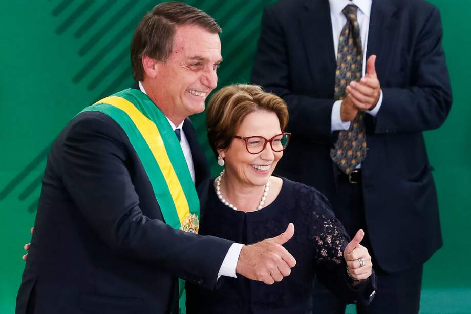 El presidente Jair Bolsonaro y la ministra Tereza Cristina Correa. / AFP