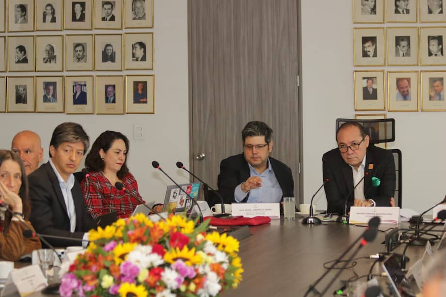 El ministro de Trabajo, Antonio Sanguino, acompaña la discusión del salario mínimo.