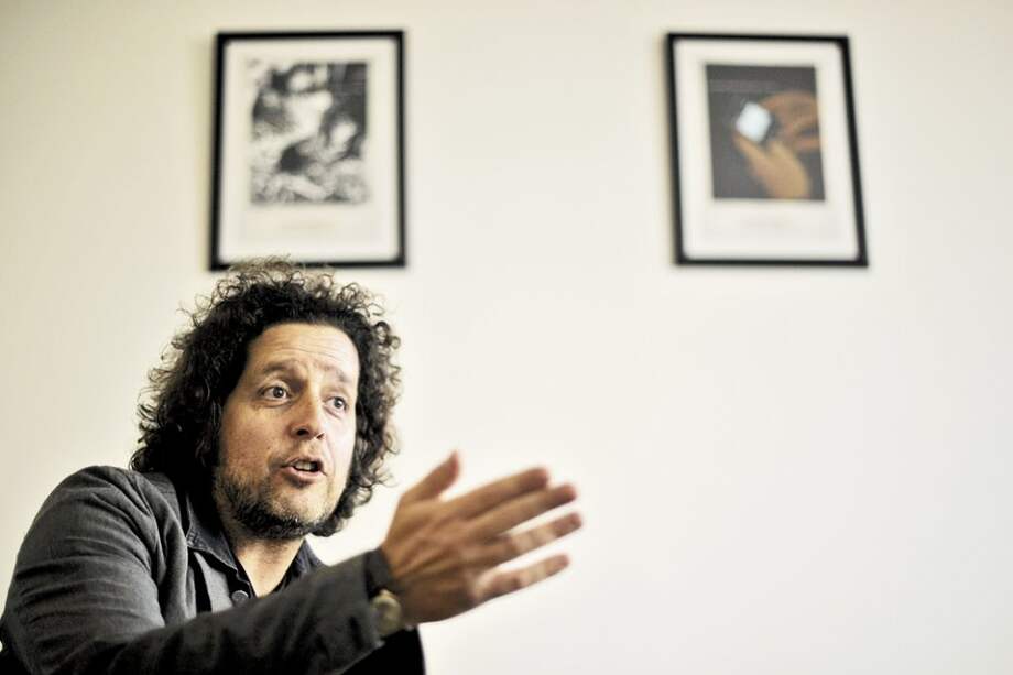 Felipe Tello habla apasionadamente sobre su proyecto que busca que “los muchachos y los padres, sin que encuentren soluciones mágicas, vean una posibilidad de reflexión”. / Andrés Torres