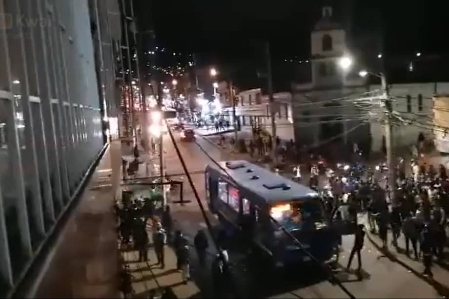 En la localidad de Usme, personas interceptaron buses del SITP y los vandalizaron.