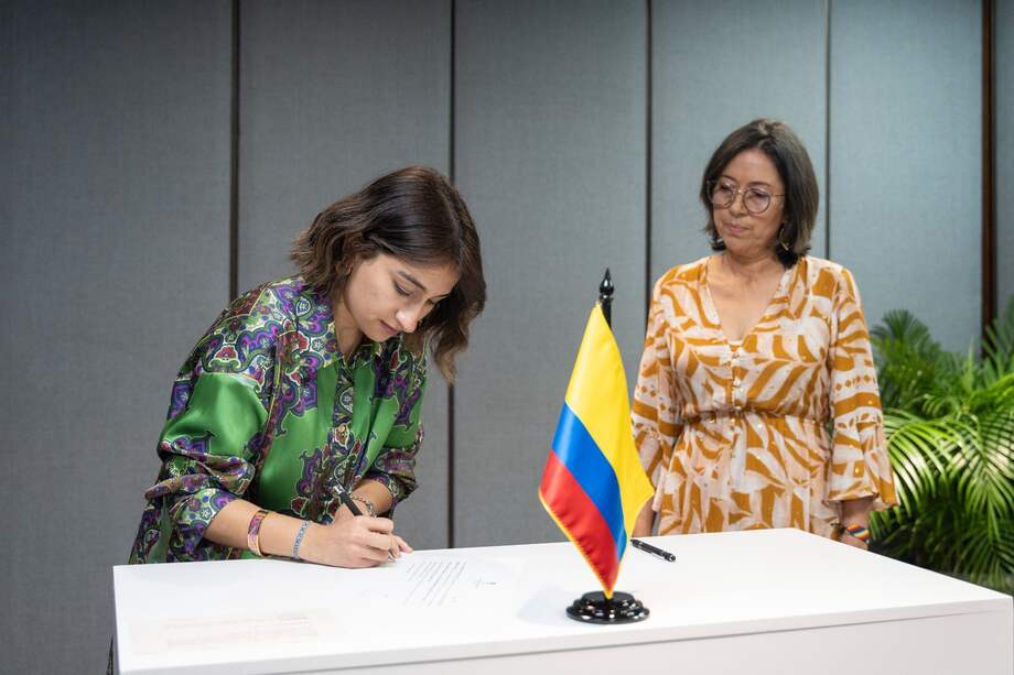 La Canciller Laura Sarabia posesionó a Gloria Arriero López como la nueva directora general de Migracion Colombia, en el marco de la Cumbre del Gran Caribe, en Cartagena