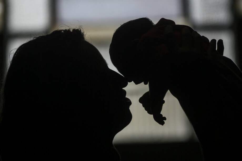 Manuelly (bebé) hace parte de la lista de niños que nacieron con microcefalia en Brasil al haberse visto expuestos al virus del Zika durante su gestación. / EFE