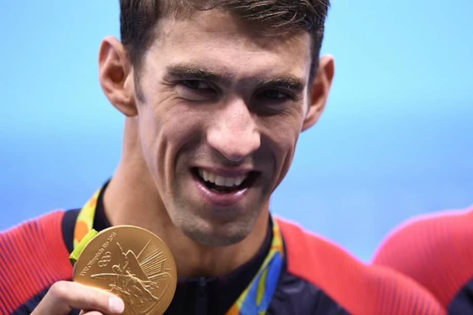 Michael Phelps con su medalla de oro número 23 en unos Juegos Olímpicos. / AFP