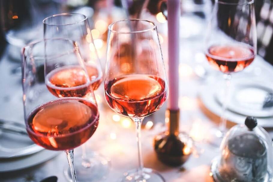 Vino de excrementos en una exposición de alcoholes repugnantes en Suecia