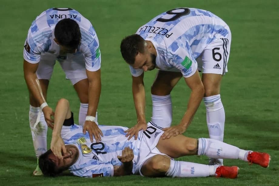 Lionel Messi se resiente de las patadas en el partido entre Argentina y Venezuela en las Eliminatorias.