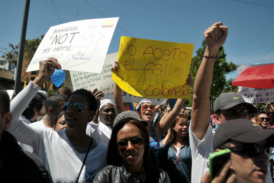 En el parque El Virrey, en Bogotá, alrededor de 300 personas protestaron contra el fallo de la CIJ. / Gustavo Torrijos