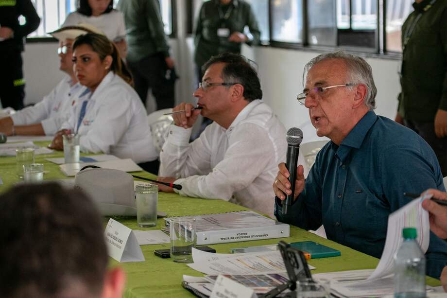 Utilizar el diálogo social para buscar mejores condiciones para la población, la propuesta de Petro.