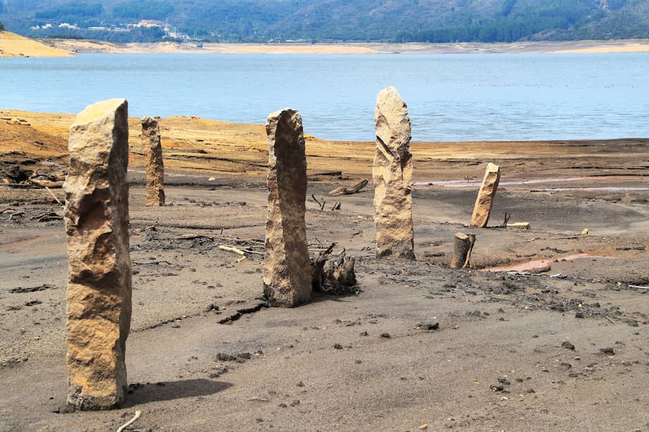 CAL400. LA CALERA(COLOMBIA), 11/04/2024.- Con extensas playas formadas por la falta de agua se observa este jueves el embalse San Rafael ubicado en el municipio de La Calera (Colombia). El racionamiento de agua ordenado por la Alcaldía de Bogotá ante los bajos niveles que tienen los embalses que abastecen a la ciudad, debido a la sequía agravada por el fenómeno de El Niño, comenzó este jueves en numerosos barrios del centro y el norte de la capital colombiana, de casi 8 millones de habitantes, con cortes del suministro por 24 horas. EFE/Carlos Ortega