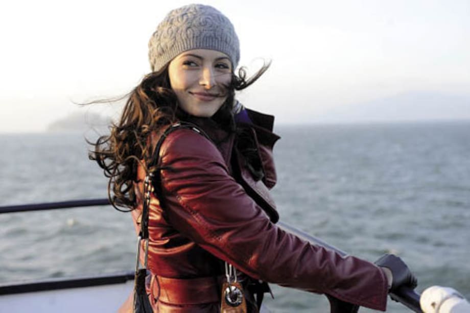 Sarah Shahi, bella, legal y sexy