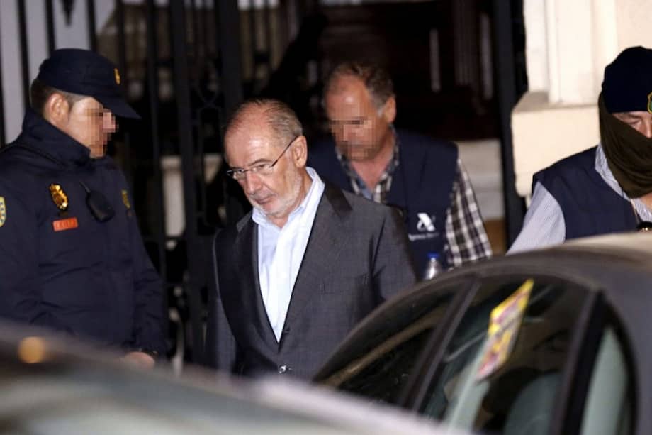 El exvicepresidente del Gobierno Rodrigo Rato (2-i) abandona su despacho cuatro horas después de que comenzara el registro por parte de los agentes de la Agencia Tributaria y de Aduanas. / EFE