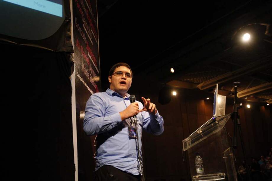 Luis Carlos Díaz asegura que Twitter es su red social favorita, porque se adapta a la coyuntura venezolana y sirve para el monitoreo de la opinión pública. / Cortesía