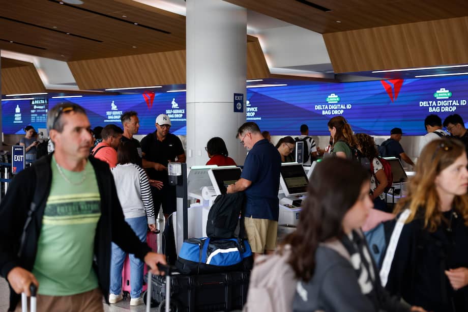 Mientras el Mundial 2026 promete mostrarle al mundo la grandeza de Los Ángeles, miles de turistas ya se están encontrando con otra cara de la ciudad: largas filas, señales confusas y un aeropuerto convertido en un verdadero laberinto.