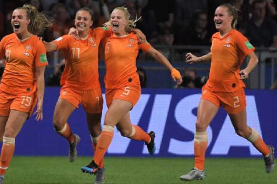 El fútbol femenino esta vigente desde 1971 y el mixto desde 1986 en los Países Bajos.