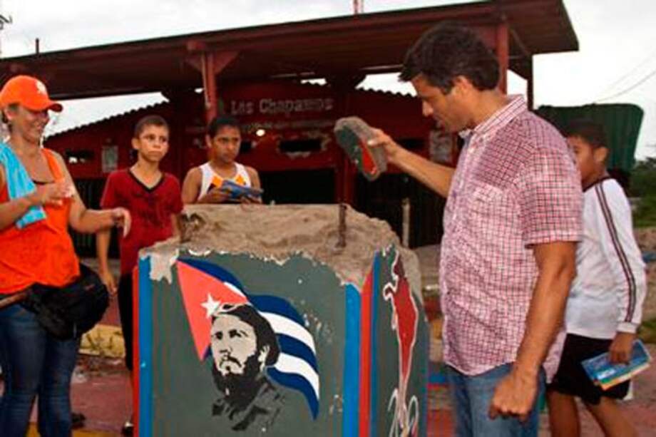 Derriban estatua de 'Tirofijo' en Venezuela