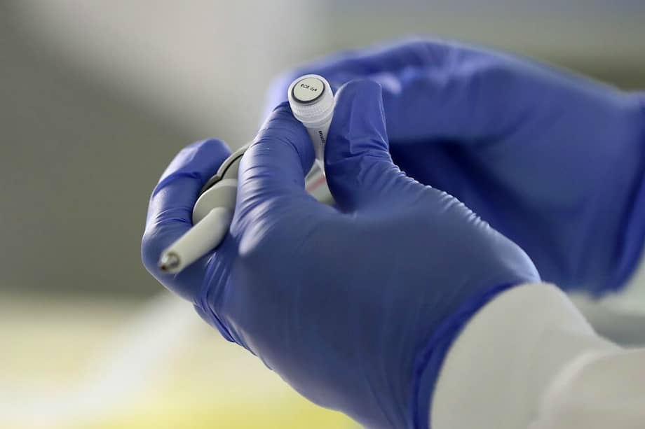 Reino Unido ha invertido más de 40 millones de euros para financiar dos investigaciones relacionadas con el desarrollo de una vacuna para el COVID-19. / AFP