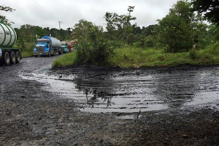 Los vertimientos de aceites de carros e industriales pueden superar hasta tres veces los derrames de crudos. / Colprensa/Germán Arenas Usme.