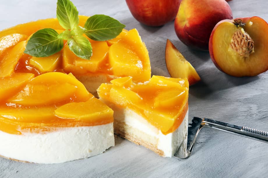 Sirve este cheesecake de durazno con tu bebida caliente favorito.