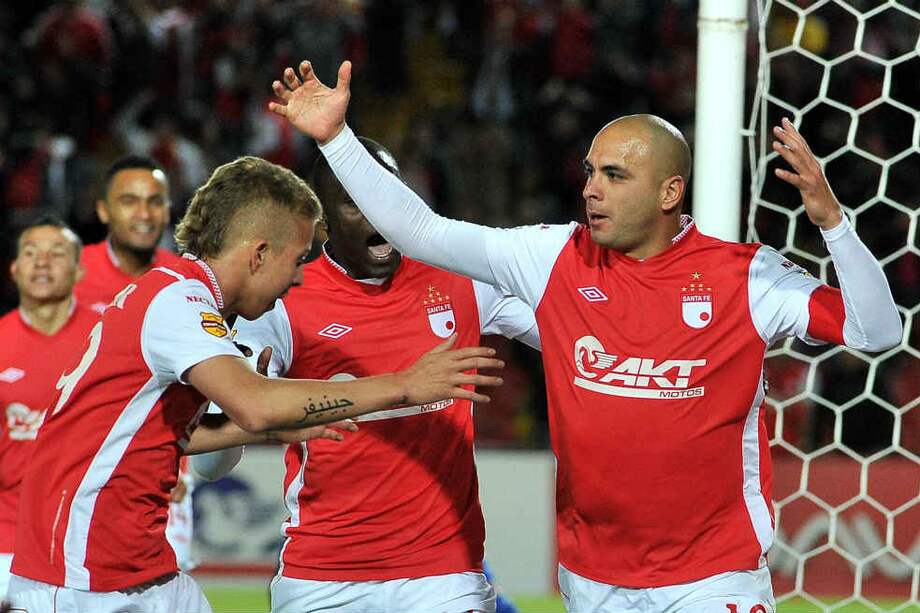 Ómar Pérez (der.) recibe la felicitación de sus compañeros, tras abrir el marcador ante el Deportivo Pasto, en El Campín. /Luis Ángel