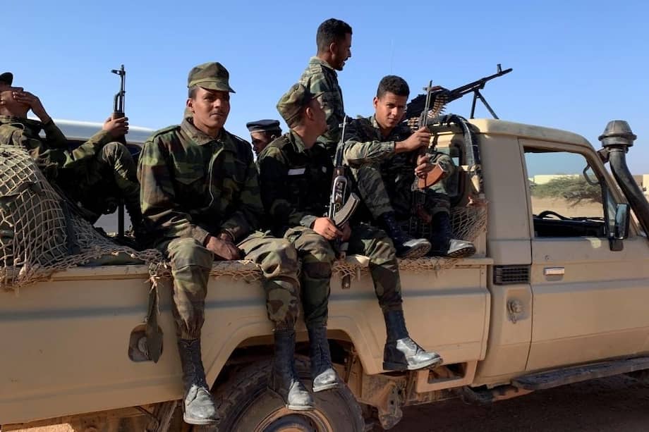 Soldados saharauis patrullan en las "zonas liberadas" del desierto próximas al muro de separación con Marruecos.