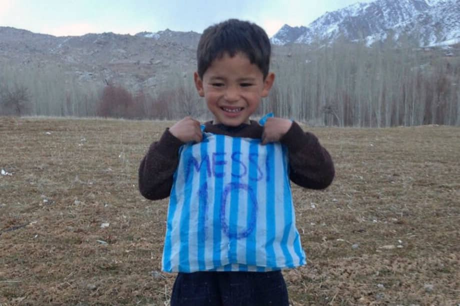 Murtaza, niño afgano que emula a Lionel Messi. Foto: AFP