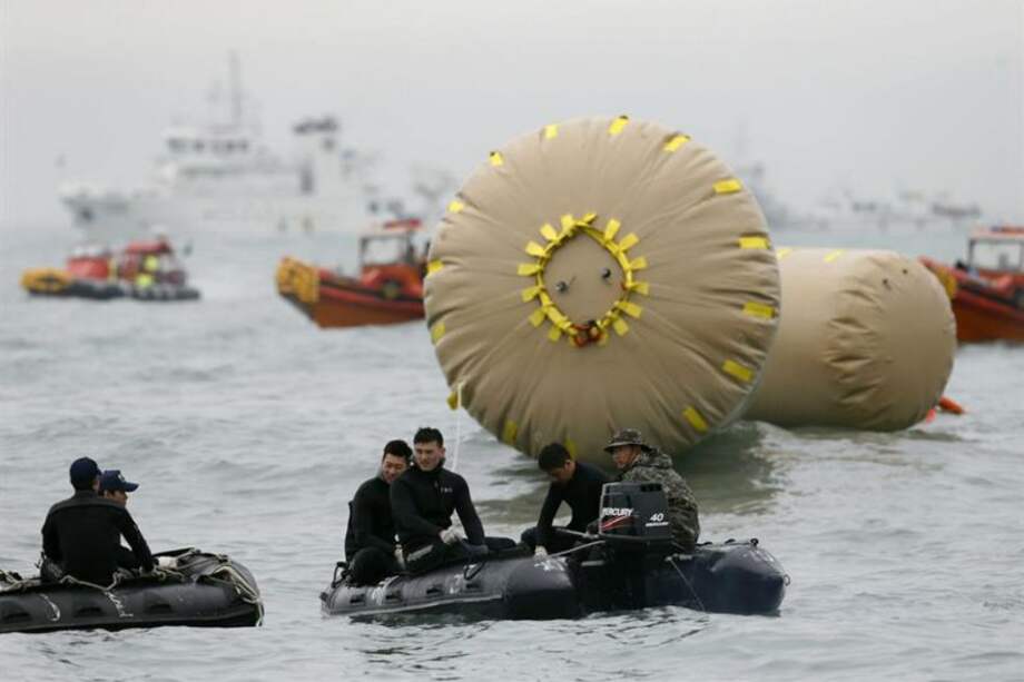 Efectivos de la Unidad de Rescate de la Armada surcoreana preparan un balón de elevación en el lugar donde se produjo el naufragio del buque Sewol cera de la isla Jindo, en el suroeste de Corea del Sur