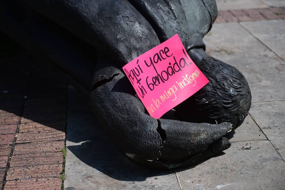Esta es la primera estatua derribada en Bogotá durante el Paro Nacional de este año. El pasado 28 de abril, en Cali, un grupo de indígenas también tumbó la estatua de Sebastián de Belalcázar.