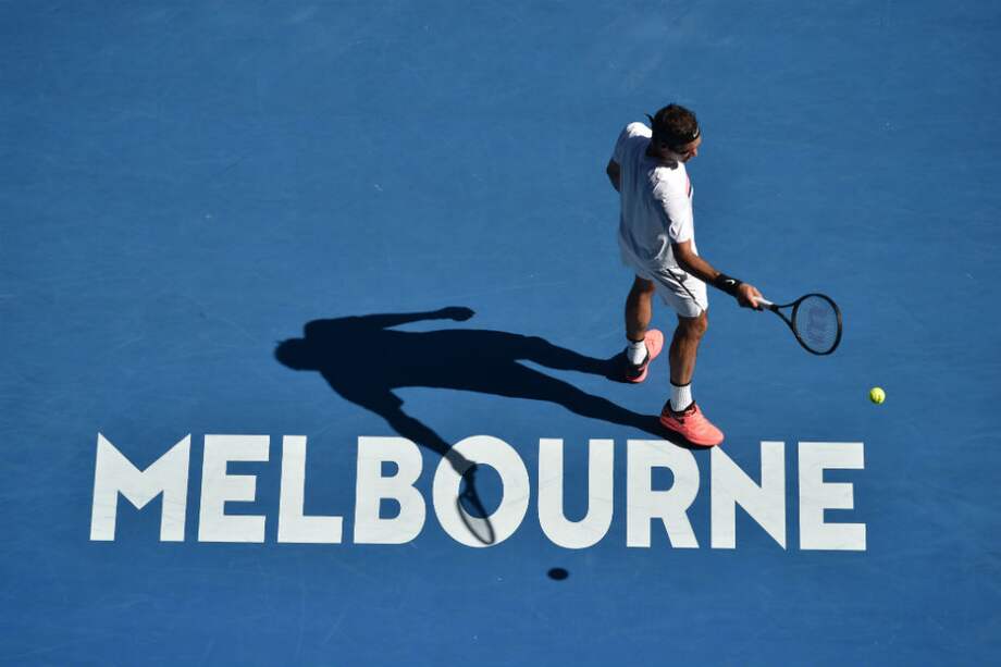 Roger Federer defiende el título del Abierto de Australia. / AFP