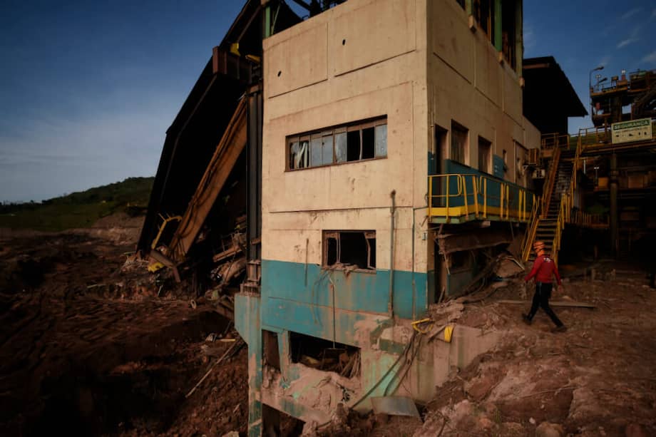 La ola de barro y residuos minerales sepultó las instalaciones de Vale y varias viviendas en zonas rurales próximas al complejo. / AFP