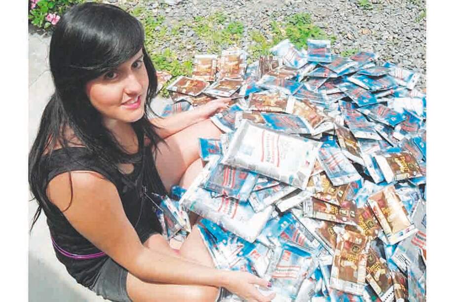 Vanesa Velásquez Puerta y la materia prima de su trabajo. / Cortesía