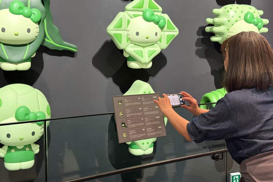 La gata Hello Kitty coloreada de verde en homenaje a la investigación de las algas en el pabellón de Japón en la Exposición Universal de Osaka 2025.