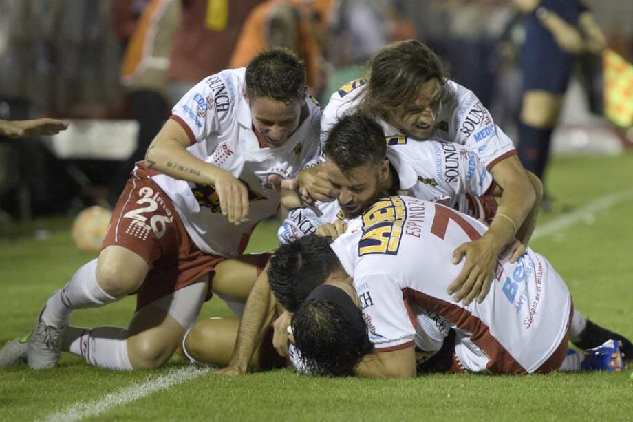 Los jugadores de Huracán celebran el segundo gol ante River Plate. / AFP